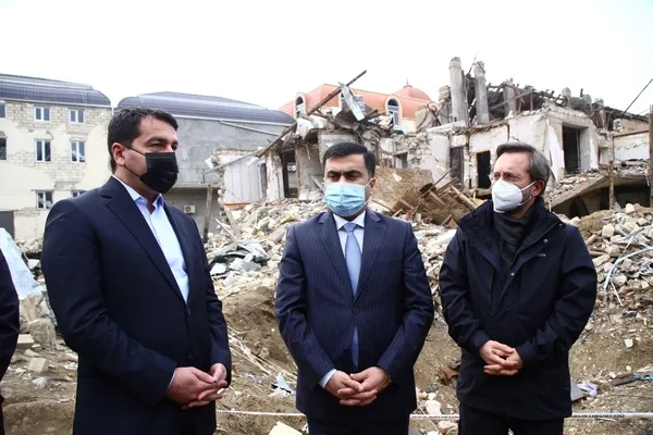 İletişim Başkanı Fahrettin Altun Ermenistan'ın saldırılarında sivillerin hayatını kaybettiği Gence'yi ziyaret etti - 6