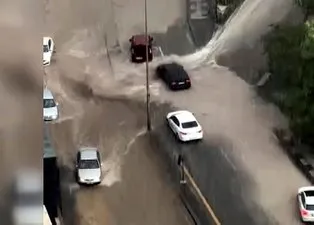 Başkent Ankara yine sele teslim! Ev ve iş yerlerini su bastı |  A Haber bölgede...