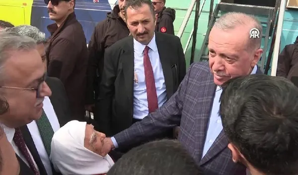 Başkan Erdoğan Diyarbakır’da yaşlı teyze ile sohbet etti: Allah’ım var, devletim var! Yeter bana...