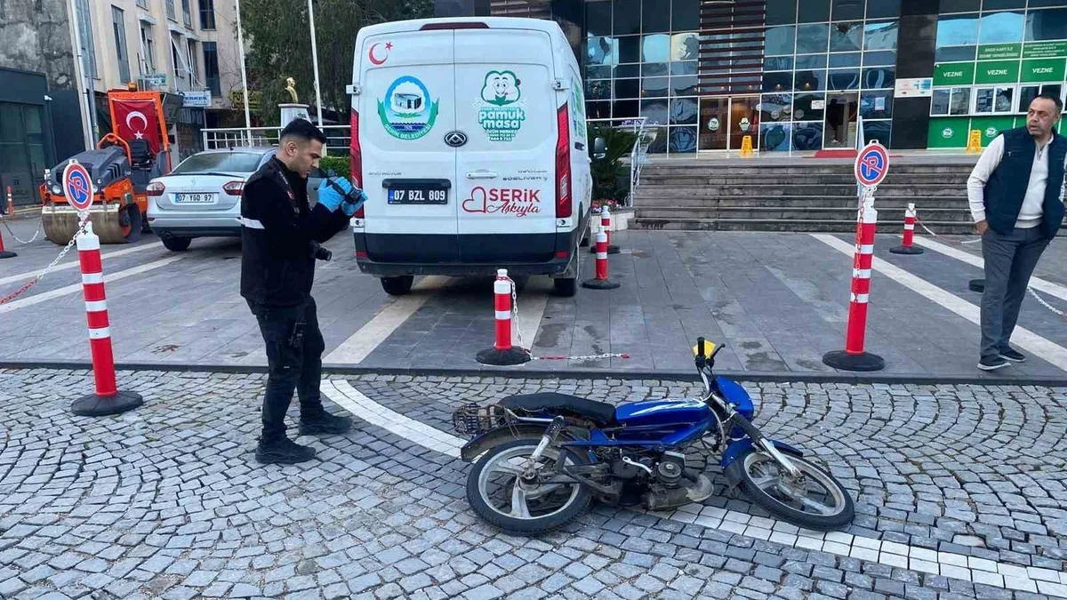 Elindeki pompalı tüfekle belediye binasına ateş açtı