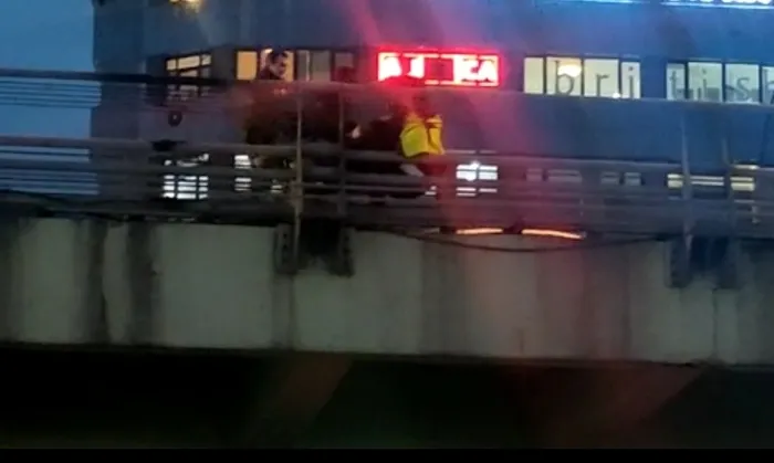 mecidiyekoy-ust-gecitte-intihar-girisimi-kamerada-1646548549350.jpg Mecidiyeköy'de üst geçitte intihar girişimi kamerada! - 2