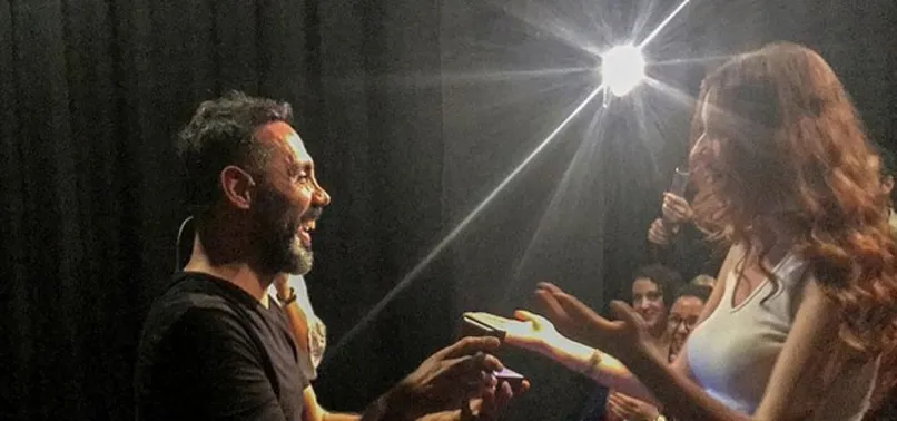 Ünlü oyuncu Umut Oğuz sahnede sürpriz evlenme teklifi