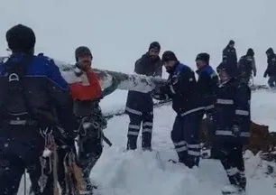 Tunceli'de enerji seferberliği! Direkler omuzlarda taşındı