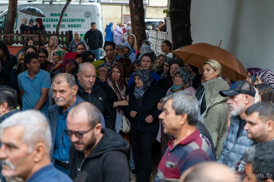 Manisa'daki feci kazada hayatını kaybeden aile son yolculuğuna uğurlandı 4