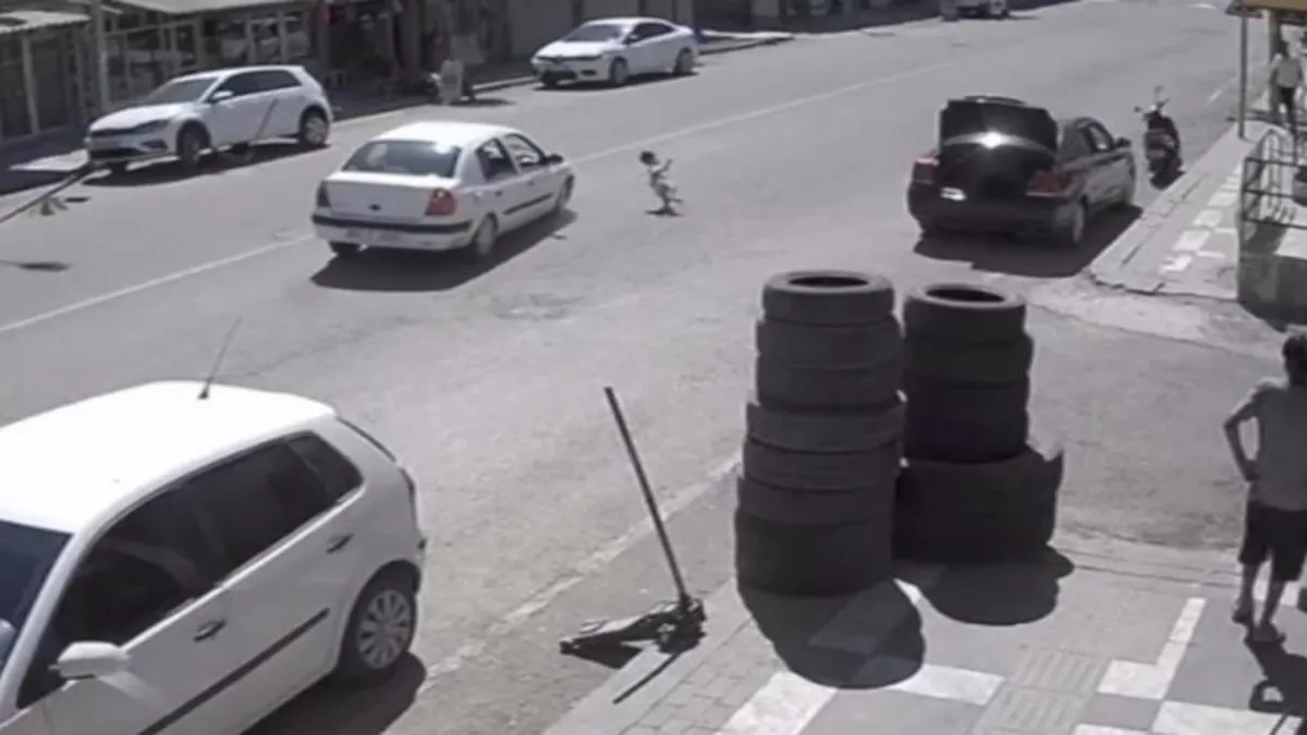 Şanlıurfa'da feci olay! Anne babasından kaçarken araba çarptı