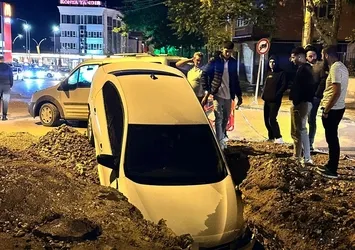 Ankara’da otomobil kazı çukuruna düştü: Mahalleli tepkili
