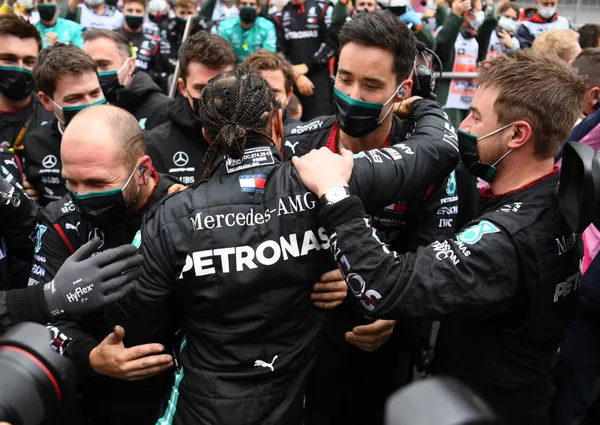 Lewis Hamilton İstanbul’da tarih yazdı! Formula 1 yarışı nefesleri kesti...