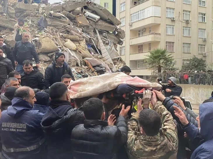 KAHRAMANMARAŞ'TA 7,4'LÜK DEPREM! Deprem bölgesinde kurtarma çalışmaları devam ediyor | İğne deliğinden çıkarıldılar