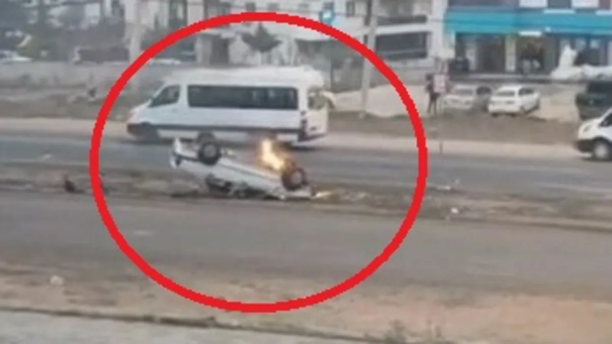Diyarbakır'da takla atan otomobil yandı, sürücü yaralandı