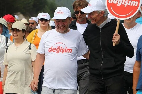 tanju-ozcan-binaya-sokmayin-talimati-veren-kilicdaroglunu-topa-tuttu-orasi-senin-babanin-ciftligi-mi-1688729916233.jpeg Bolu Belediye Başkanı Tanju Özcan Kemal Kılıçdaroğlu'nu topa tuttu: Genel merkez senin babanın çiftliği mi? - 2