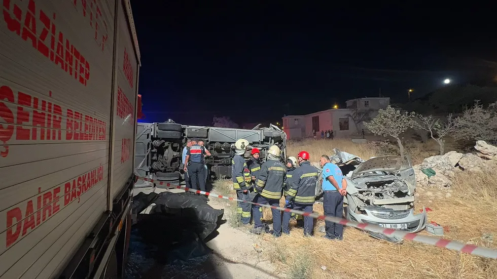 gaziantepte-katliam-gibi-kaza-otobus-ile-otomobil-carpisti-1790526840342.jpg Gaziantep’te katliam gibi kaza! Otobüs ile otomobil çarpıştı: Ölü ve yaralılar var - 1