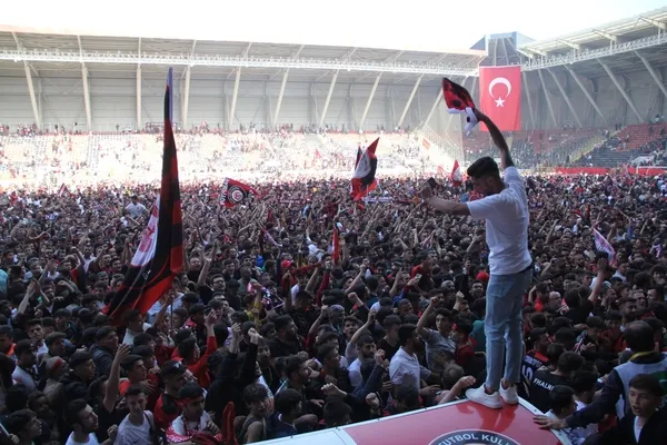 1684252441991.jpg Kocaelispor, TFF 1. Lig'e yükseldi! Bir zafer de Çorum FK yaşadı...