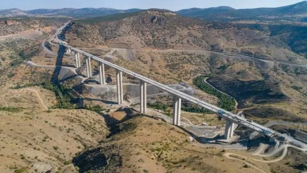 Türkiye’nin en yüksek ayaklı viyadüğü trafiğe açılıyor
