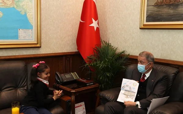 Minik Hira Milli Savunma Bakanı Hulusi Akar'ı ziyaret etti - 2