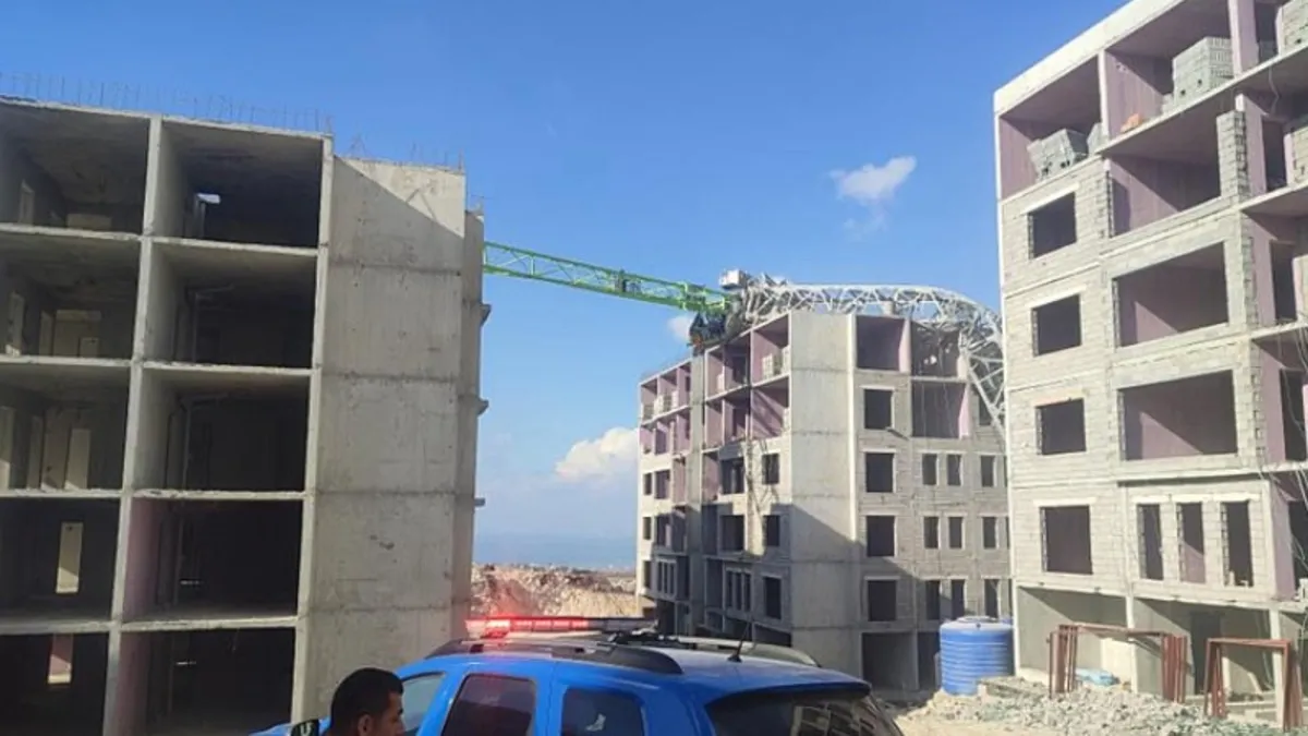 Patlayan dinamitin etkisiyle sarsıldı! Kule vinç binanın üzerine devrildi