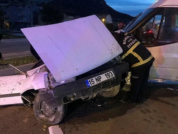 1682453249908.jpeg Burdur'da korkunç kaza! Kontrolsüz şekilde yola çıktı ikiye ayrıldı: 1 ölü, 3 yaralı - 2
