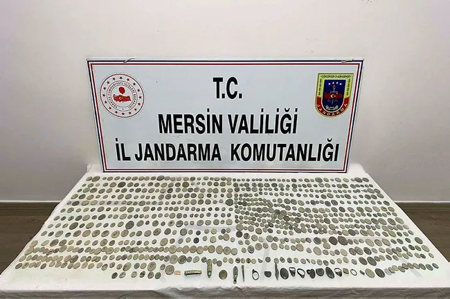mersinde-tarihi-eser-operasyonu-732-adet-sikke-ile-13-obje-ele-gecirildi-1658317683623.jpg Mersin'de tarihi eser operasyonu: 732 adet sikke ile 13 obje ele geçirildi - 1