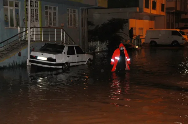 antalyada-siddetli-yagis-evleri-su-basti-1607848130640.jpg Antalya'da şiddetli yağış: Evleri su bastı - 1