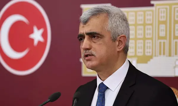 hdpden-iyi-partiye-bakanlik-tepkisi-bakanlik-da-aliriz-cumhurbaskanligi-da-1664195493231.jpg HDP'den İYİ Parti'ye 'Bakanlık' tepkisi! Bakanlık da alırız cumhurbaşkanlığı da - 7