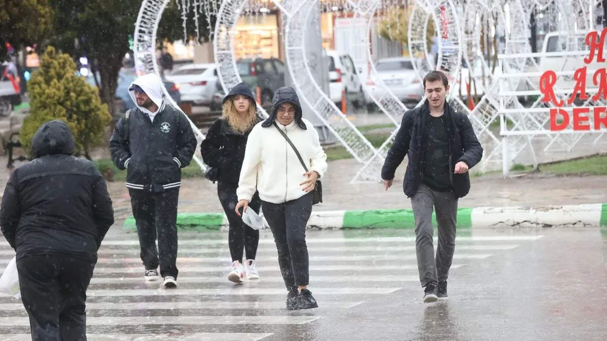 Uyarılar peş peşe geldi! Bayramda plan yapanlar dikkat | 5 günlük haritada sağanak, fırtına…