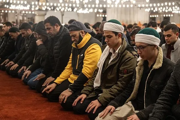 ramazanin-mujdecisi-berat-kandili-ulke-genelinde-idrak-edildi-camiler-doldu-tasti-1708799680085.jpeg