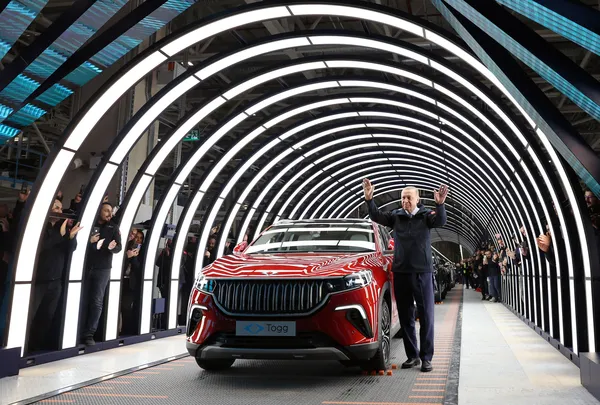 TOGG fabrikasını gezen İsmail Saymaz’dan övgü: Başkan Erdoğan’ın ısrarı olmasa TOGG’un yaşaması mümkün olmazdı