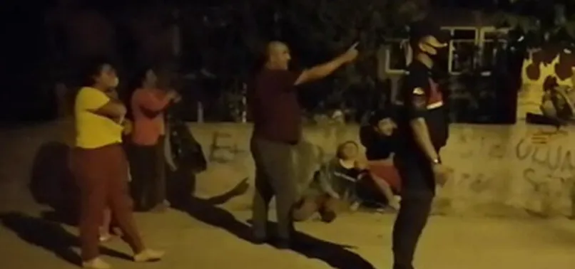 Eşini sokak ortasında darp etti