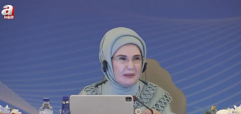 emine-erdogan-nato-liderlerinin-eslerini-agirladi-cocuk-guvenligi-tasarimin-ilk-ilkesi-olmali-1783609178143.jpg Emine Erdoğan NATO liderlerinin eşlerini ağırladı: “Çocuk güvenliği tasarımın ilk ilkesi olmalı” - 1