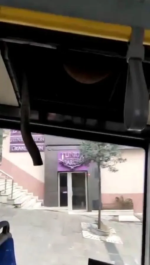 İstanbul’un İETT ile imtihanı krize dönüştü! Yolcunun kafasına parça düştü