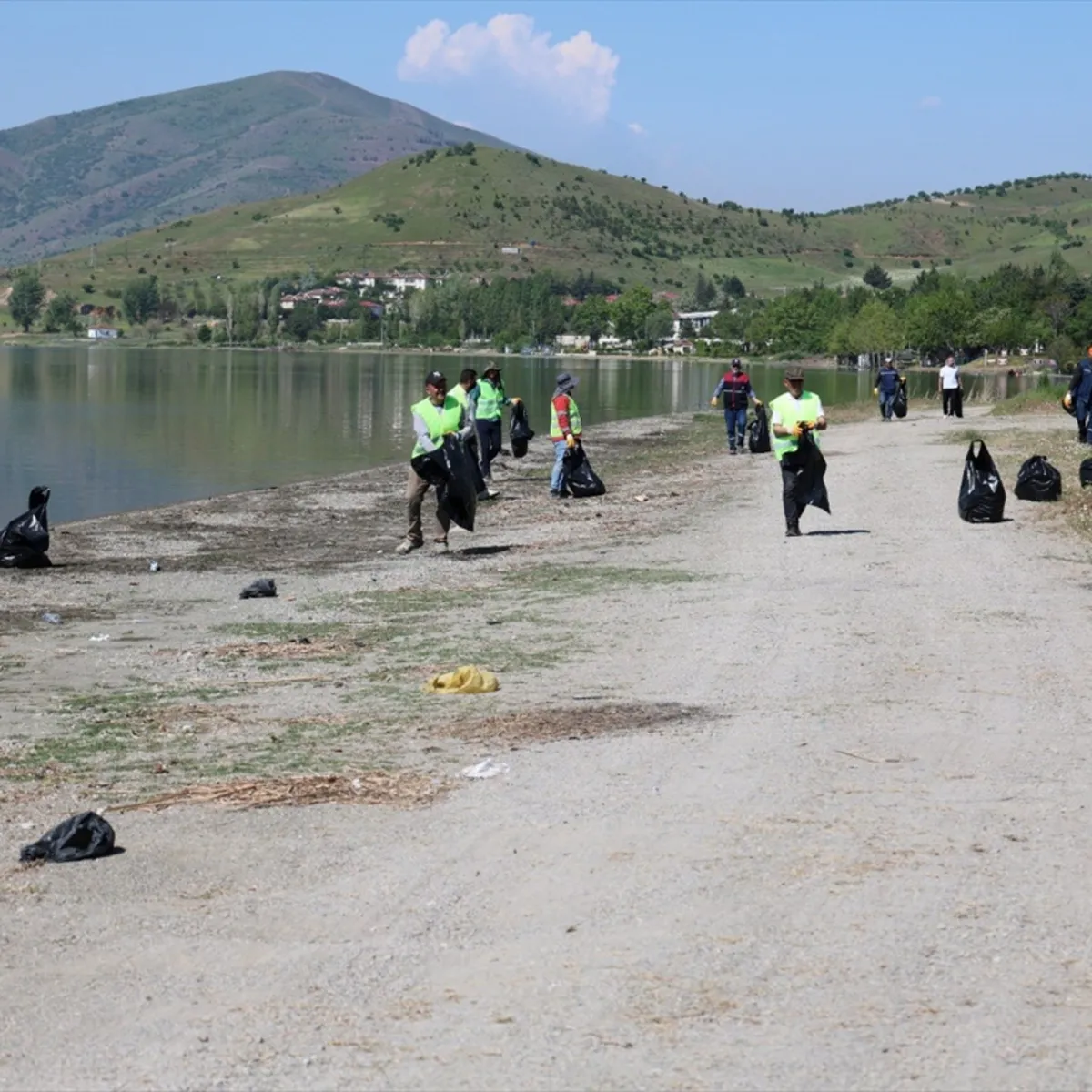Hazar Gölü'nde çevre seferberliği! 12 ton atık toplandı
