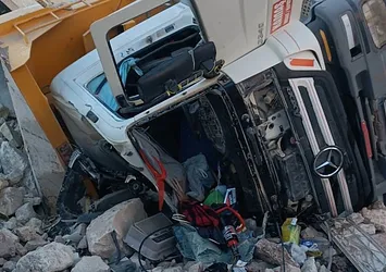 Şarampole devrilen hafriyat kamyonunun sürücüsü hayatını kaybetti