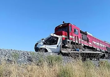 Elazığ'da trenle kamyonet çarpıştı: 1 yaralı