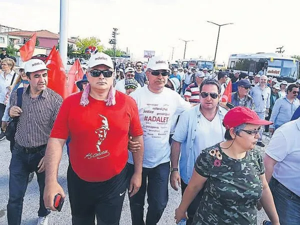 Adalet yürüyüşü yapan CHP’li Selçuk Dereli camiyi gasp etmiş! - 1