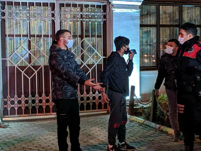 İzmir’de kısıtlamayı ihlal eden 4 kafadar uyuşturucu madde ile yakalandı - 1