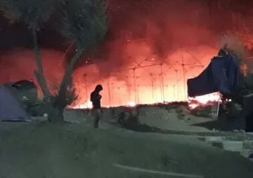Göçmen kampında yangın dehşeti