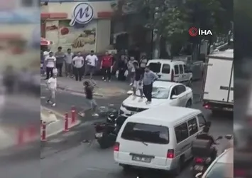 Kağıthane'de dehşet anları! Motosikletle önünü kestikleri şahsı öldüresiye dövdüler