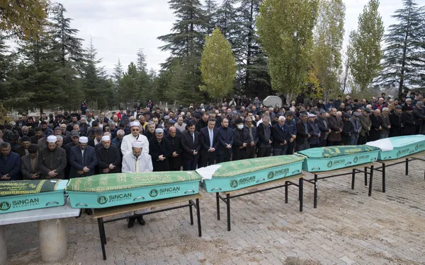 ankarada-komsu-cinayeti-6-kisilik-ailenin-5ini-oldurmustu-kan-donduran-ifadesi-ortaya-cikti-1700931402810.jpg Ankara'da komşu cinayeti: 6 kişilik ailenin 5'ini öldürmüştü! Kan donduran ifadesi ortaya çıktı - 4