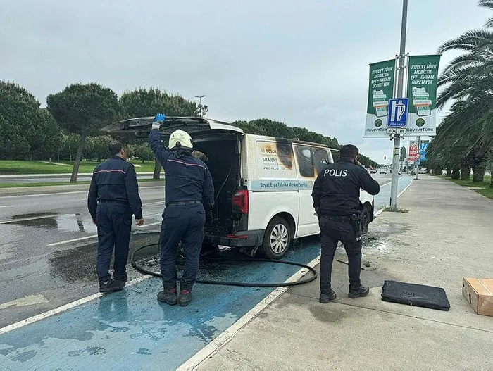 istanbulda-seyir-halindeki-minibus-alev-alev-yandi-1714652468063.jpeg İstanbul'da seyir halindeki minibüs alev alev yandı - 2
