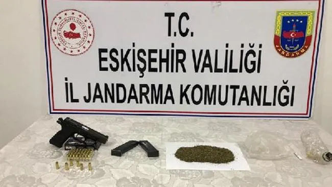 Eskişehir'de direğe çarpan otomobilde tabanca ve uyuşturucu ele geçirildi - 1
