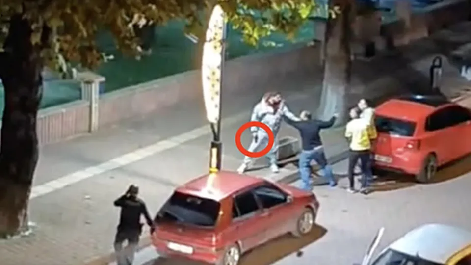 Polis ekiplerine silah çekip tehdit etti!