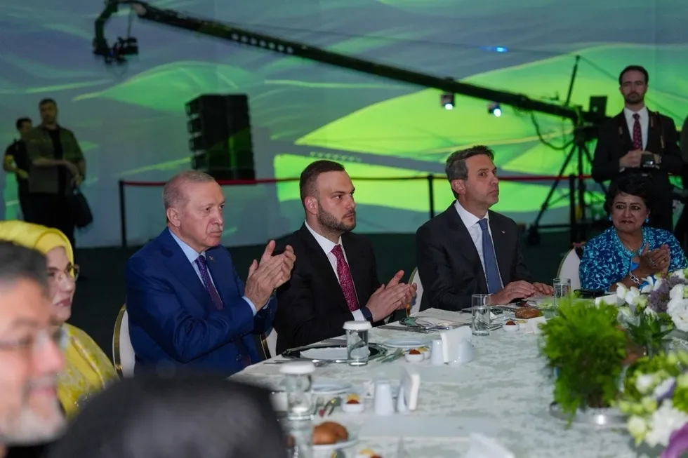 baskan-erdogandan-sifir-atik-forumunda-israf-mesaji-43-milyon-cocuk-aclik-pencesinde-1780855938603.jpeg Başkan Erdoğan'dan Sıfır Atık Forumu'nda israf mesajı: 43 milyon çocuk açlık pençesinde - 7