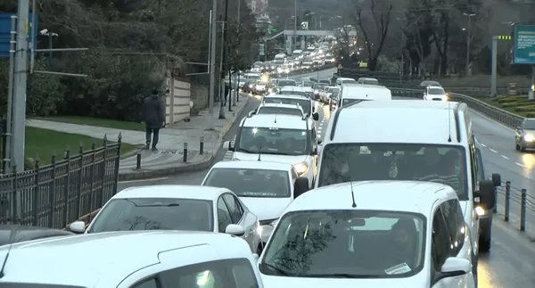 son-dakika-kisitlamalarin-ardindan-istanbulda-trafik-yogunlugu-yuzde-60i-gecti-1616391686370.jpg Son dakika: Kısıtlamaların ardından İstanbul'da trafik yoğunluğu: Yüzde 60'ı geçti - 3