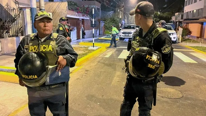 peruda-polis-cumhurbaskani-boluartenin-evine-yolsuzluk-suclamasiyla-baskin-yapti-1711834964926.jpeg Peru'da polis Cumhurbaşkanı Boluarte'nin evine yolsuzluk suçlamasıyla baskın yaptı - 1