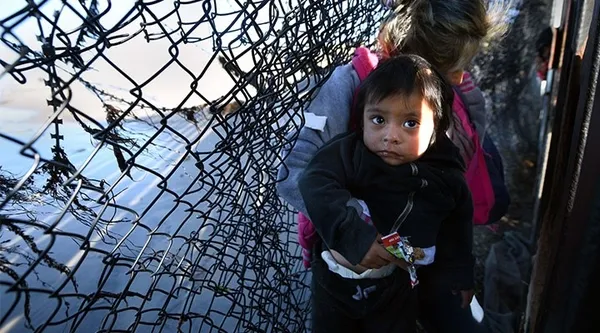 abd-gocmen-cocuklara-iskence-ediyor-binlerce-cocuk-ailesinden-ayrilmak-zorunda-kaldi-1609777281844.jpg ABD göçmen çocuklara işkence ediyor! Binlerce çocuk ailesinden ayrılmak zorunda kaldı - 2