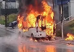 Ümraniye'de servis minibüsü alev alev yandı: Sebebi bulunamadı