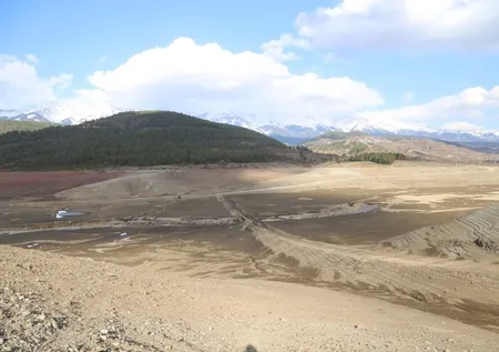 Bursa'nın içme suyu kaynaklarından Nilüfer Barajı kurudu