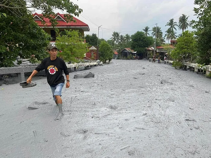 Filipinler'de volkanik patlama sonrası nehirden çamur ve kül akmaya başladı - 2