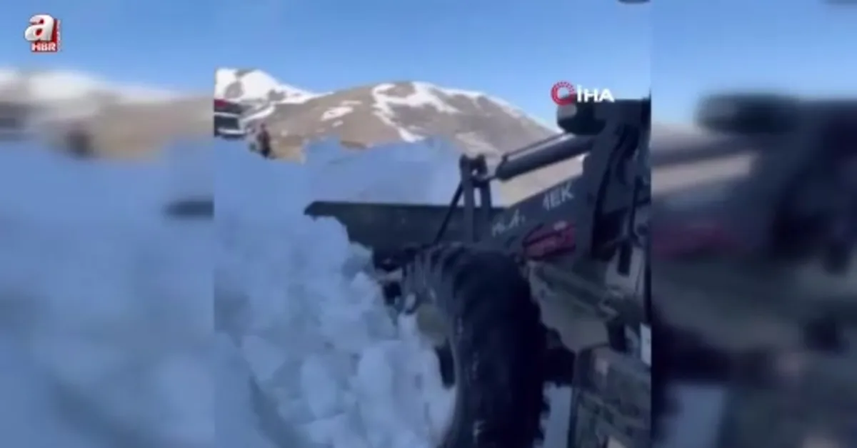 Posof'a çığ düştü köy yolu ulaşıma kapandı