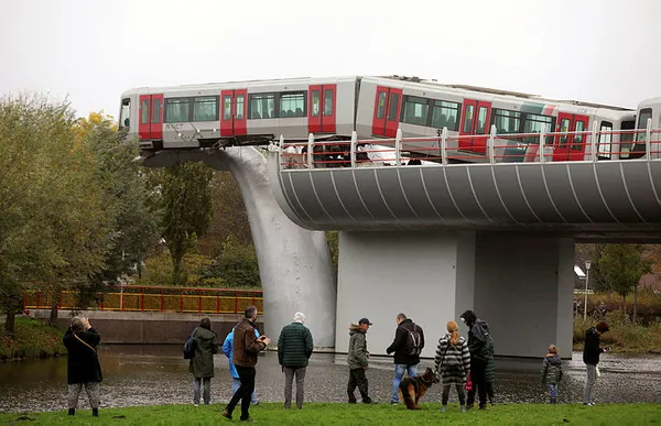 Hollanda’da metroda feci kaza: Tren 7,5 metre yükseklikte asılı kaldı - 2
