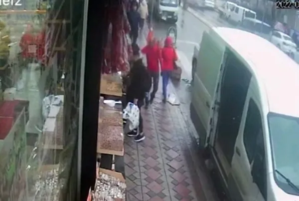 1647885296640.jpg Alışveriş yapan annesini bekliyordu! 9 yaşındaki çocuk tanımadığı kişi tarafından saldırıya uğradı - 3